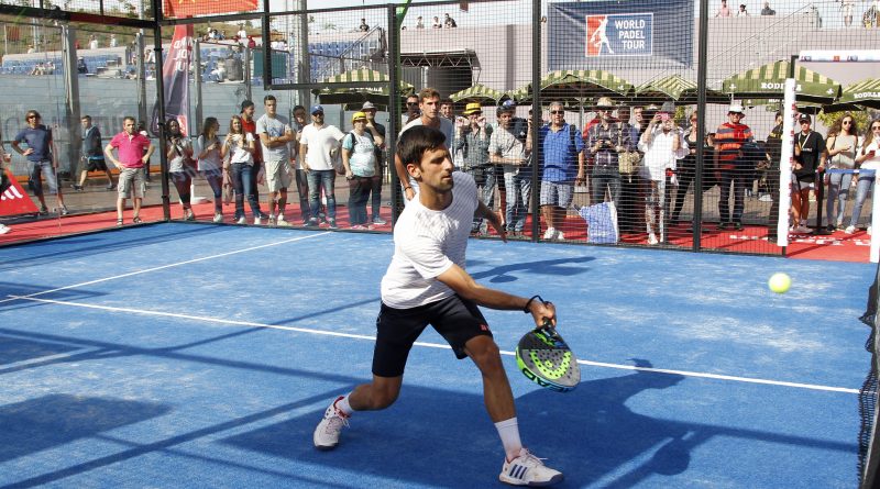Djokovic jugando al pádel