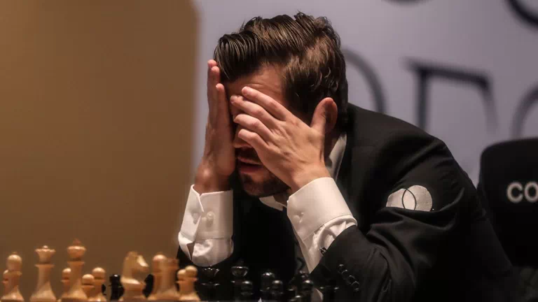 Magnus Carlsen ¿lamentándose?. Foto: Ali Haider (La voz de Galicia)