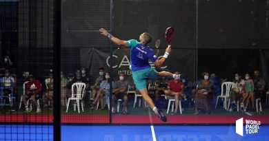 Joseda Sánchez rematando en suspesión