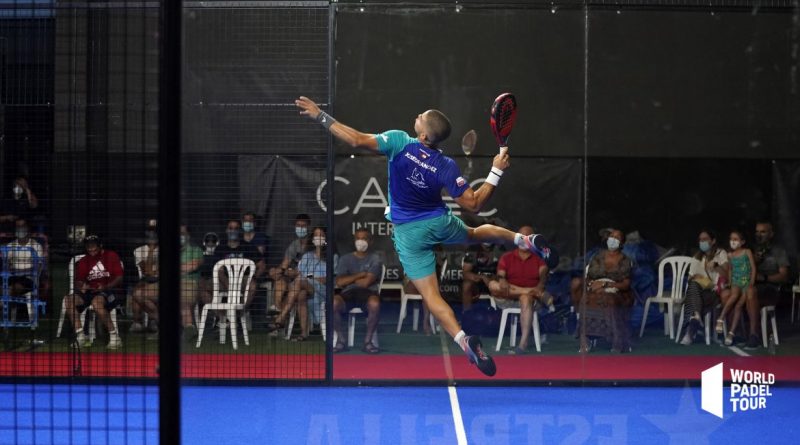 Joseda Sánchez rematando en suspesión