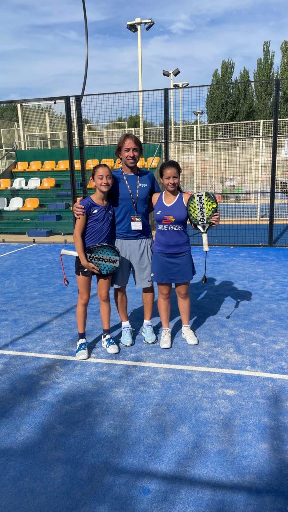 Valentina y Henar junto a su entrenador Gustavo Fernández en el CEM 2025